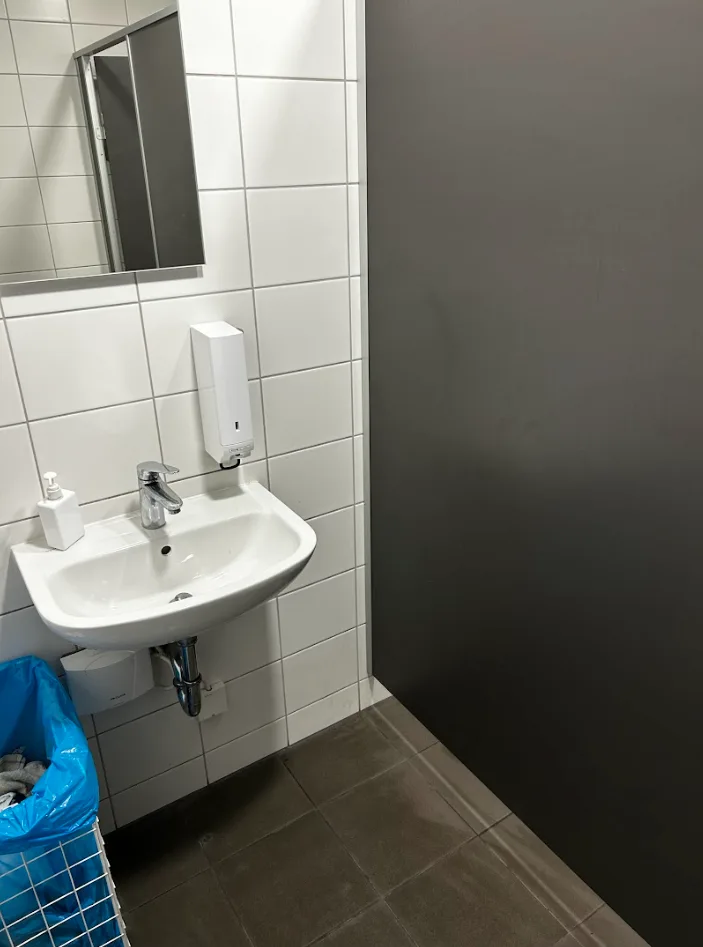 Gereinigter Waschraum in einem Gewerbeobjekt