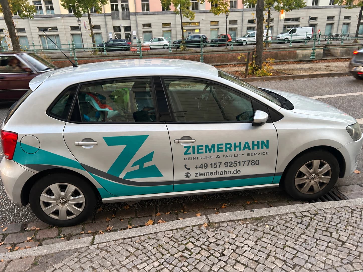 Ziemerhahn-Einsatzfahrzeug mit Firmenbeschriftung